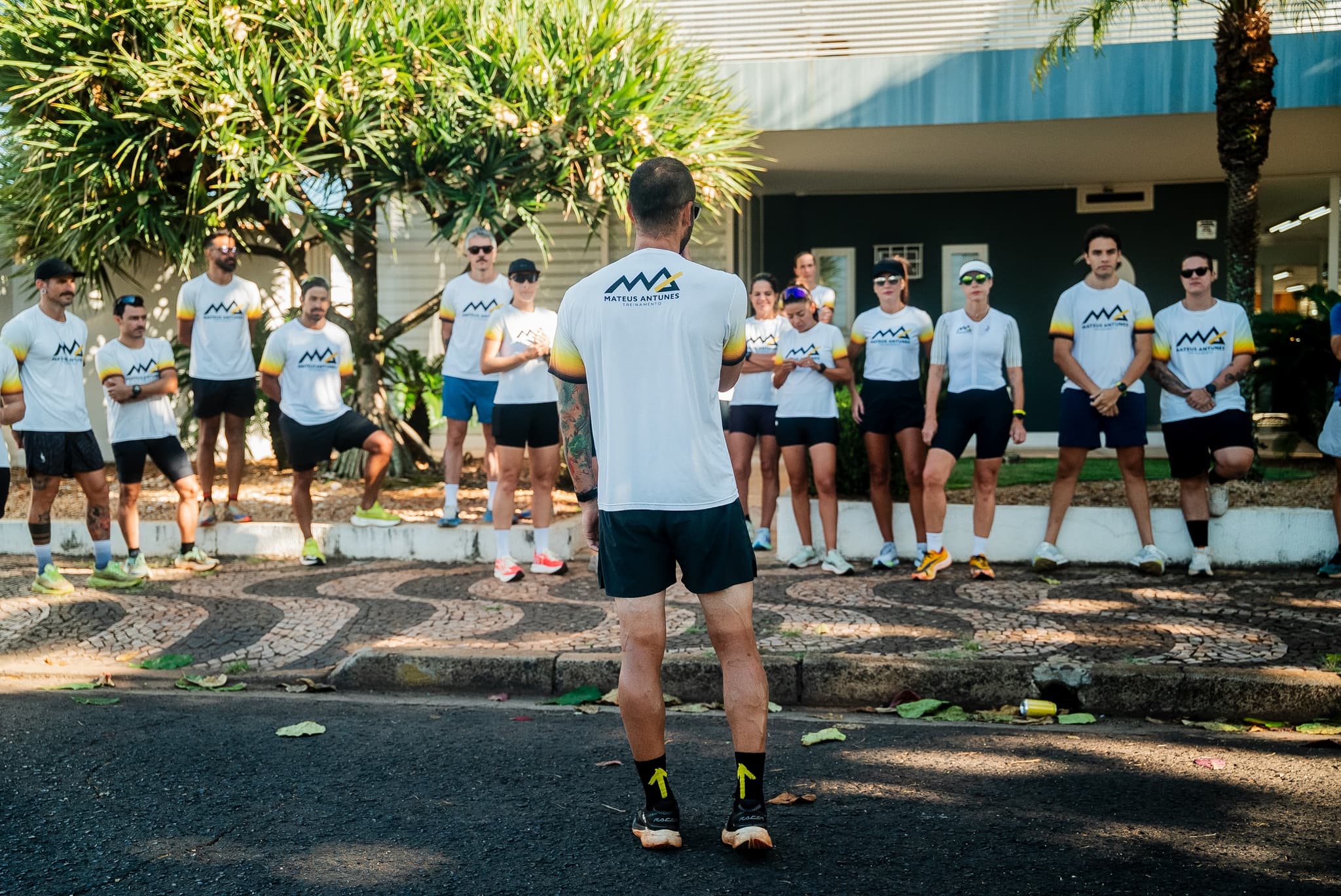 Mateus Antunes orientando os alunos no treino presencial